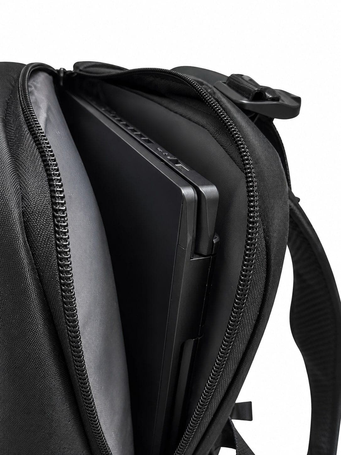 Wnętrze plecaka z kieszenią na laptopa i dokumenty